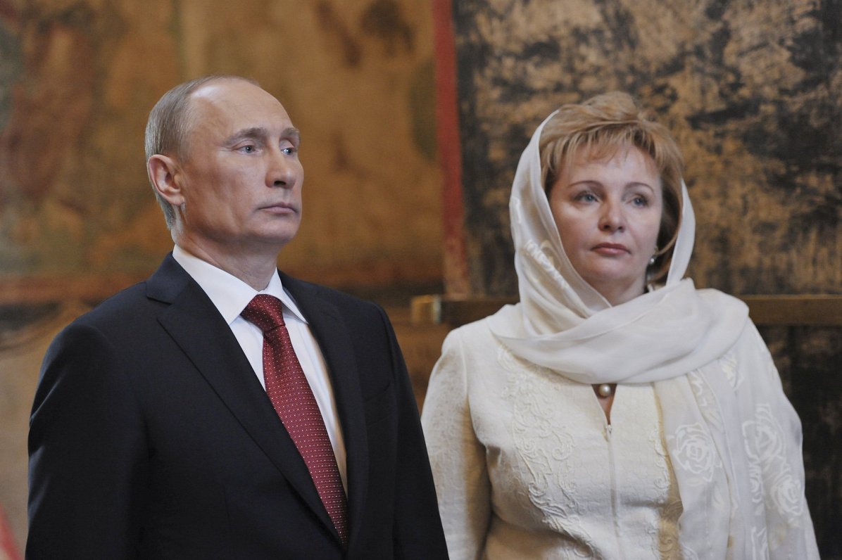 Ludmila Putina ar savu toreizējo vīru Vladimiru Putinu 2012. gadā