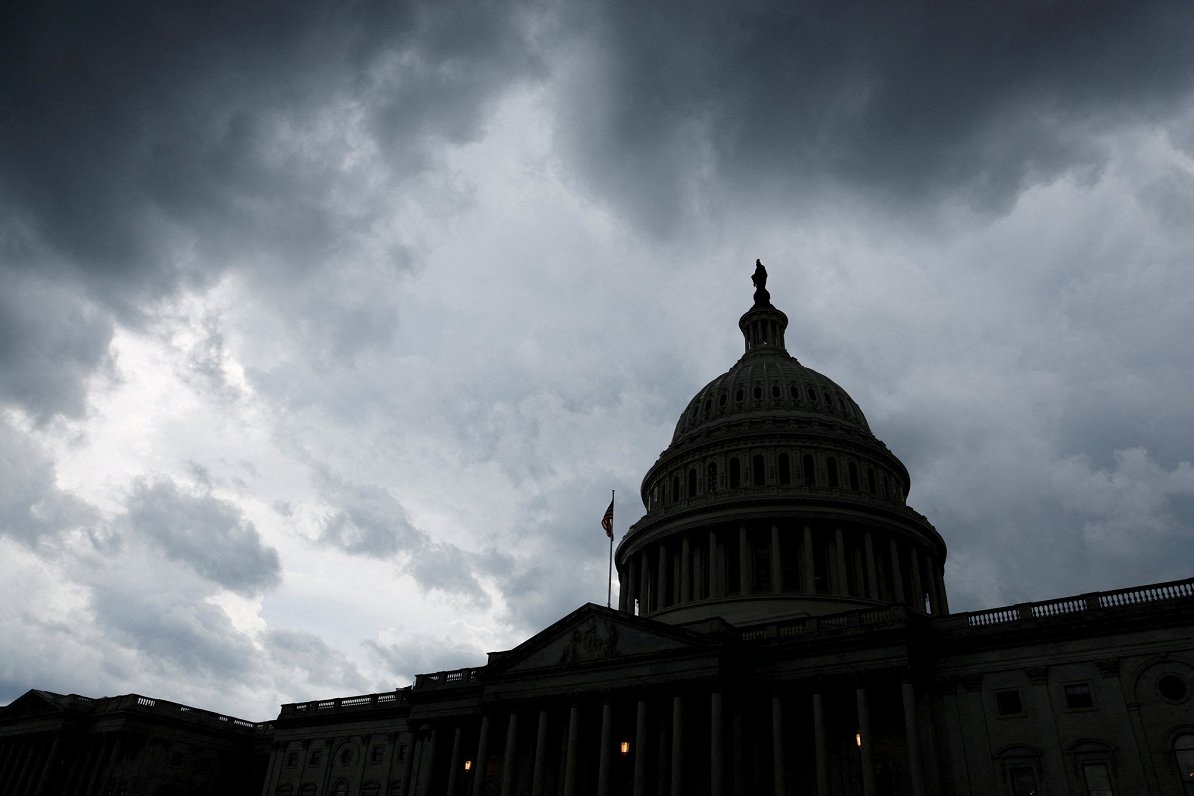 Negaisa mākoņi virs ASV Kapitolija ēkas Vašingtonā