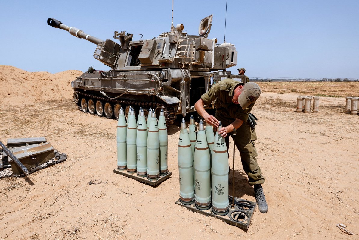 Izraēlas karavīrs pārbauda munīciju pie robežas ar Gazas joslu