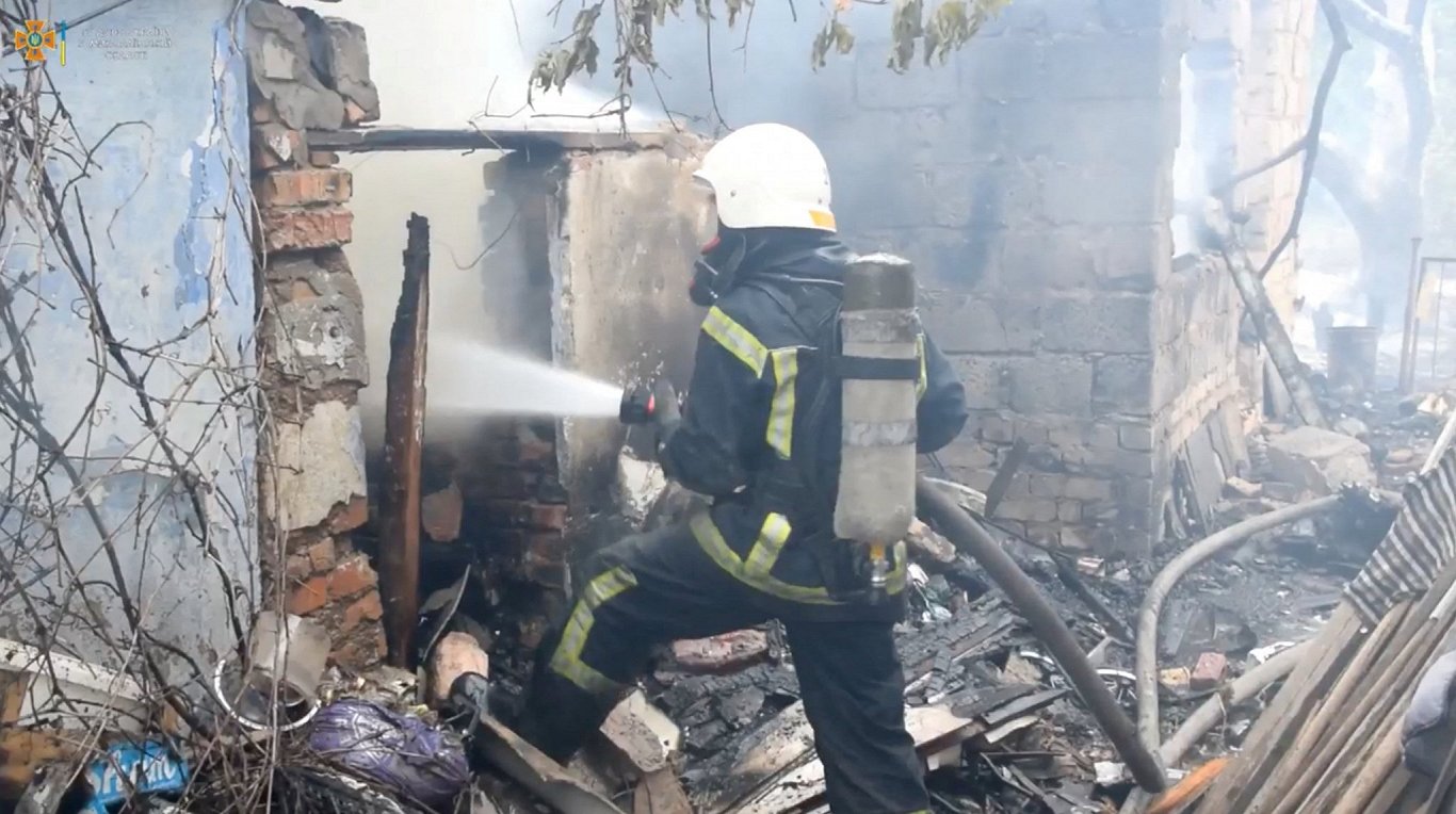 Ugunsdzēsējs dzēš Krievijas apšaudē izraisītu ugunsgrēku Mikolajivā (Ilustratīvs attēls)