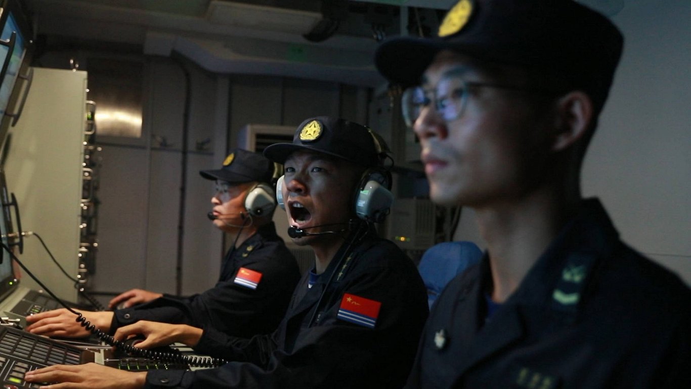 Ķīnas karakuģa komanda militārajās mācībās pie Taivānas krastiem 6.08.2022.