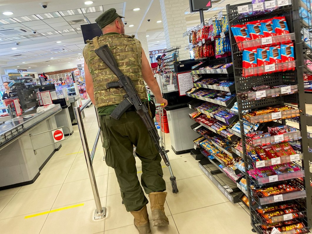Ukraiņu karavīrs pārtikas preču veikalā