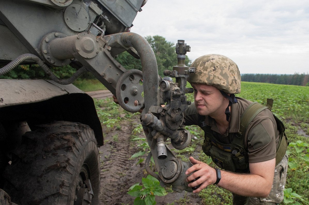 Ukrainas armijas karavīrs gatavojas šaušanai ar &quot;Grad&quot; raķešu iekārtu Harkivas apgabalā