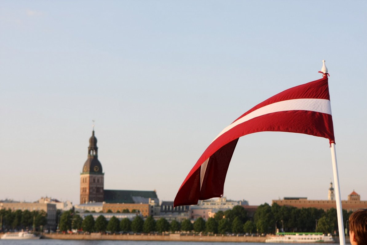 Latvijas valsts karogs un Rīgas panorāma