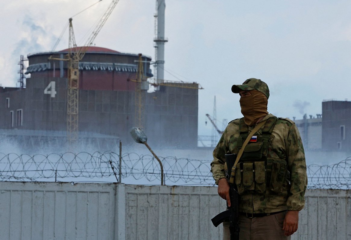 Krievijas karavīrs pie okupētās Zaporižjas atomelektrostacijas