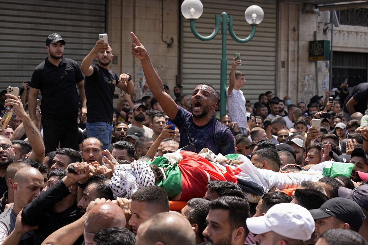 Rietumkrasta pilsētā Nāblusā palestīnieši nes Izraēlas uzbrukumā nogalināta vīrieša līķi