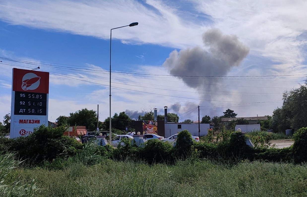 Dūmi un eksplozijas no Krievijas armijas bāzes okupētājā Krimā