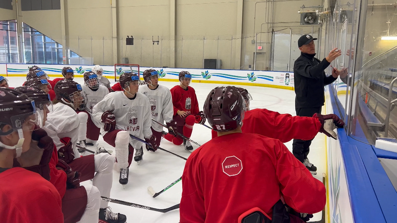 Treneris Artis Ābols sniedz skaidrojumus Latvijas U-20 hokeja izlases treniņā