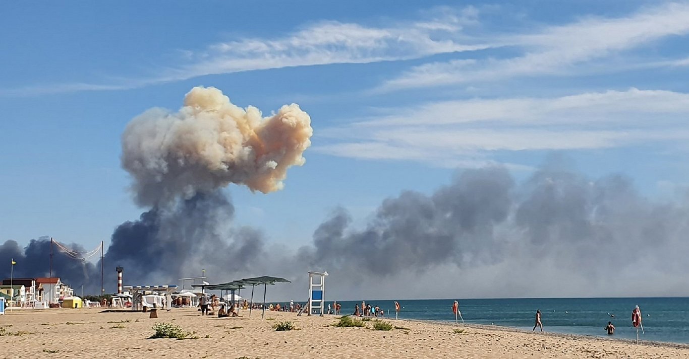 Krimas pludmalē redzams, kā paceļas dūmu mākonis no Novofedorivkas aerodroma, kur otrdien nogranda s...