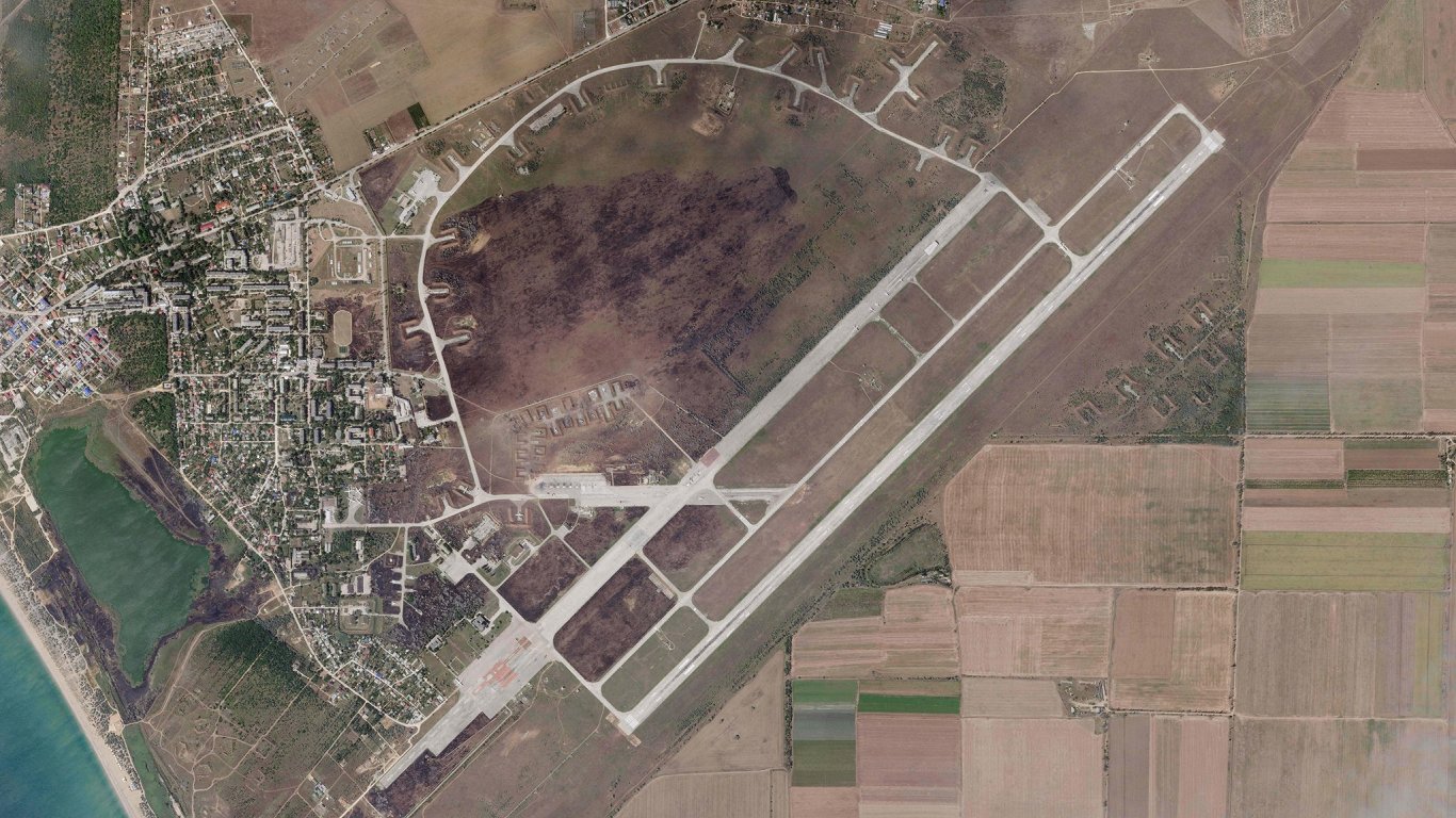 Satelīta fotogrāfija no Krievijas kara lidlauka okupētajā Krimas pussalā