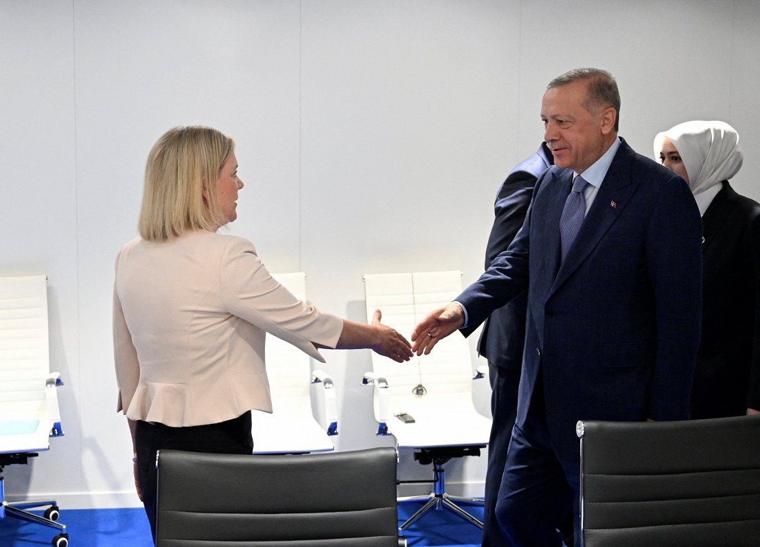 Zviedrijas premjere Magdalēna Andešsone un Turcijas prezidents Redžeps Tajips Erdogans