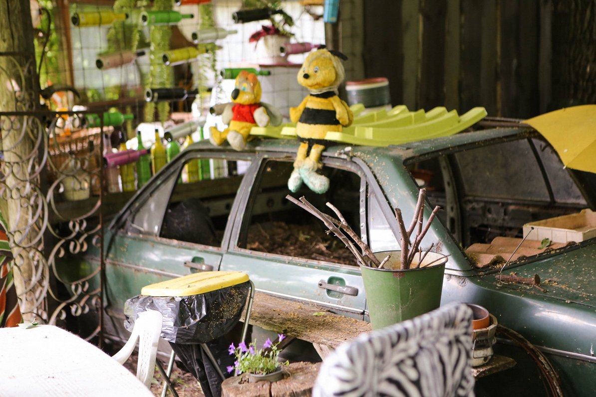 Automašīnas salonā ierīkota komposta kaudze.