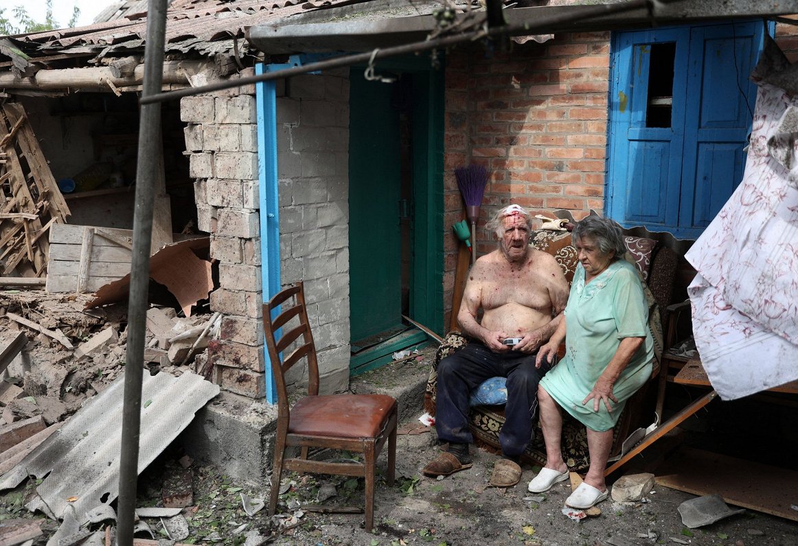 Doneckas apgabala pilsētā Bahmutā iedzīvotāji pie Krievijas uzbrukumā izpostītās mājas
