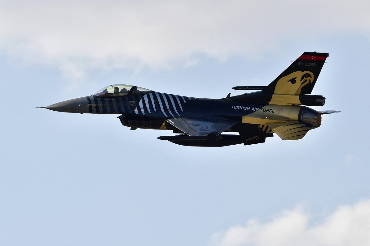 F-16 iznīcinātājs aviācijas šovā Turcijā 2020. gadā. Attēls ilustratīvs