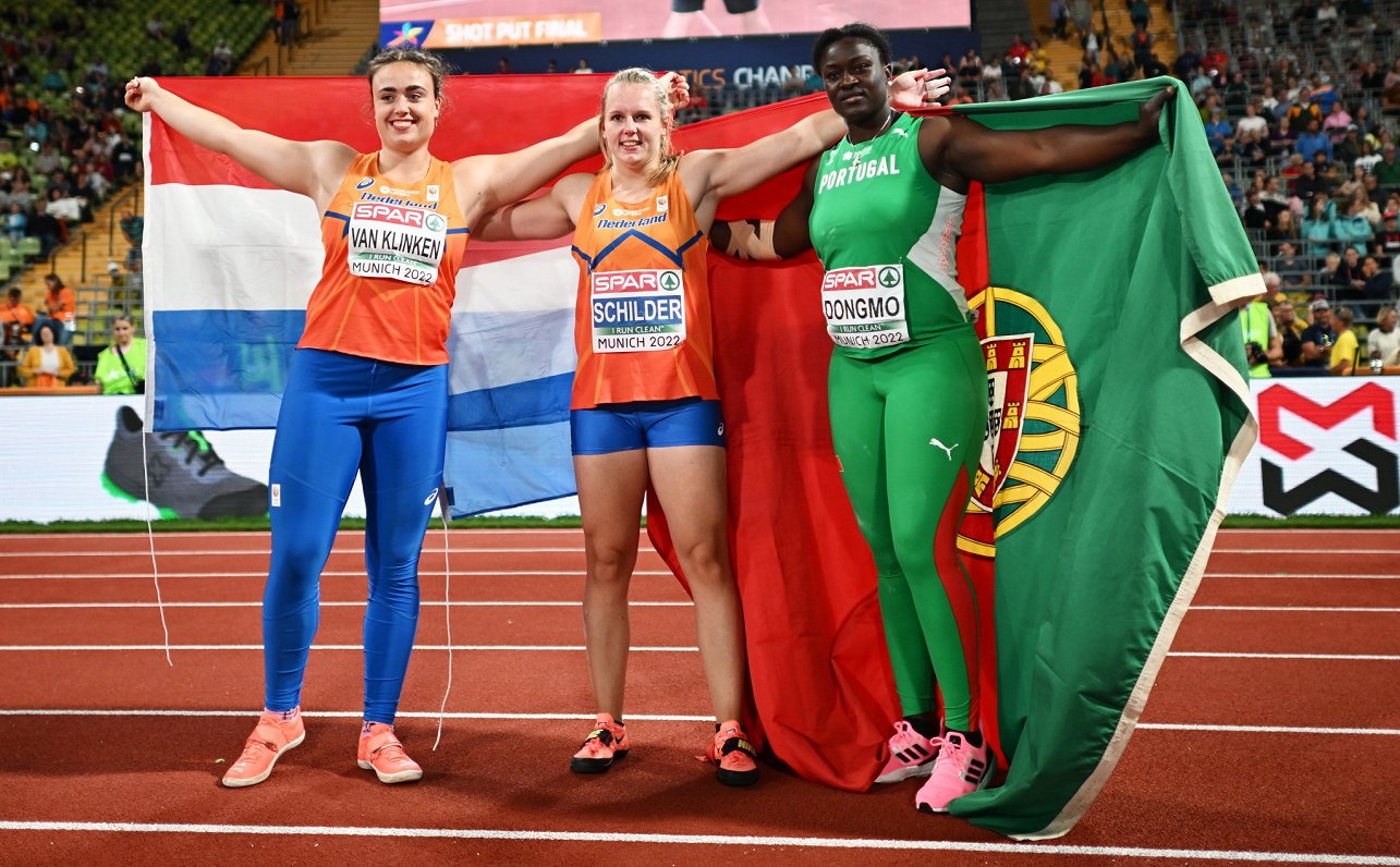 Eiropas čempione lodes grūšanā Džesika Shildere (centrā), bronzas medaļniece Jorinde van Klinkena (p...