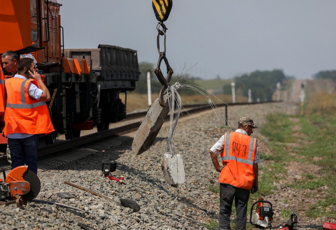 Strādnieki atjauno sabojātu dzelzceļa posmu pie Džankojas reģionā Krimā. 2022. gada 16. augusts.