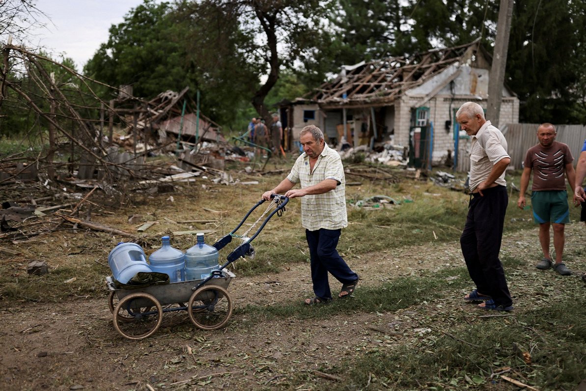 Kramatorskas civiliedzīvotāji sagādā sev ūdens rezerves
