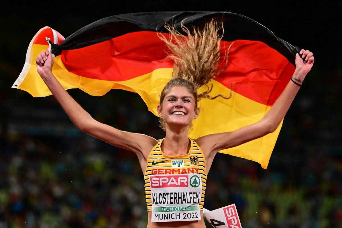 Konstance Klosterhalfena līksmo par uzvaru Eiropas čempionātā 5000 metru skrējienā
