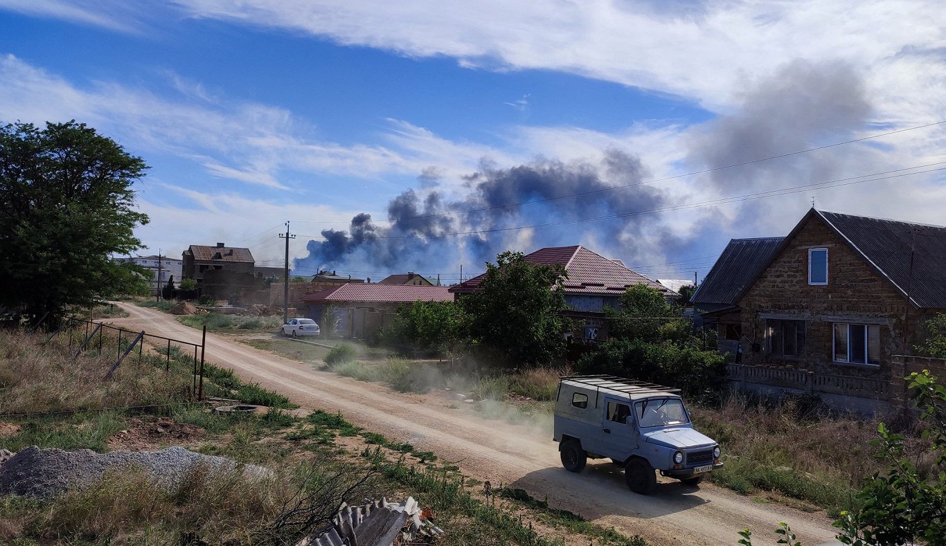 Dūmu stabi paceļas no Novofedorivkas militārās avio bāzes Krimā