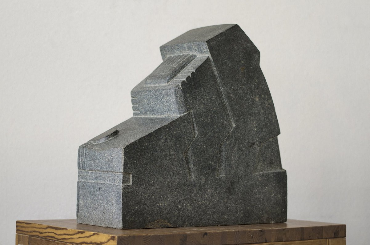 Ojārs Breģis “Pie galda”, granīts, 55x55x25 cm, 1985.