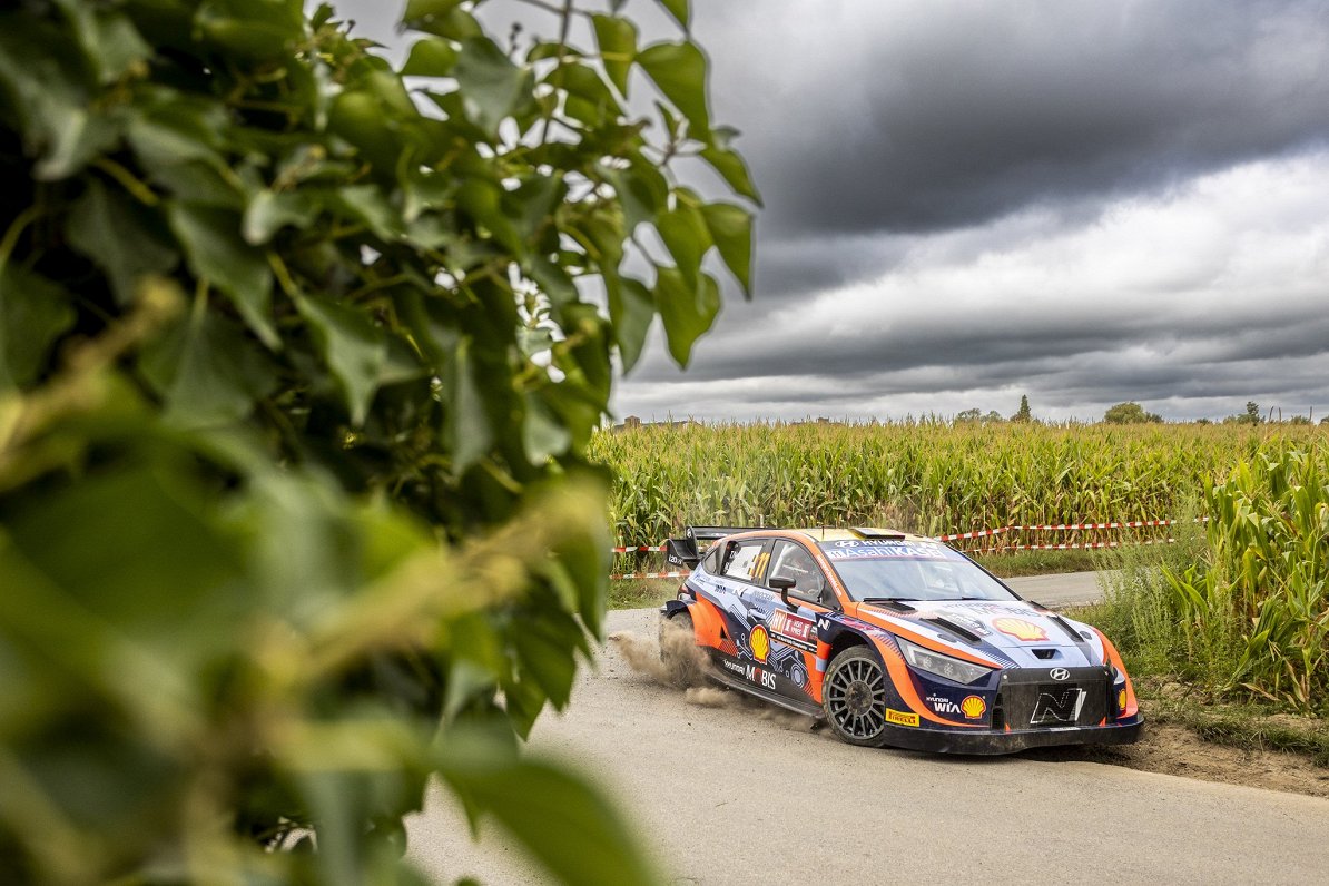 Tjerī Nevila ekipāža 2022. gada Beļģijas WRC posmā.