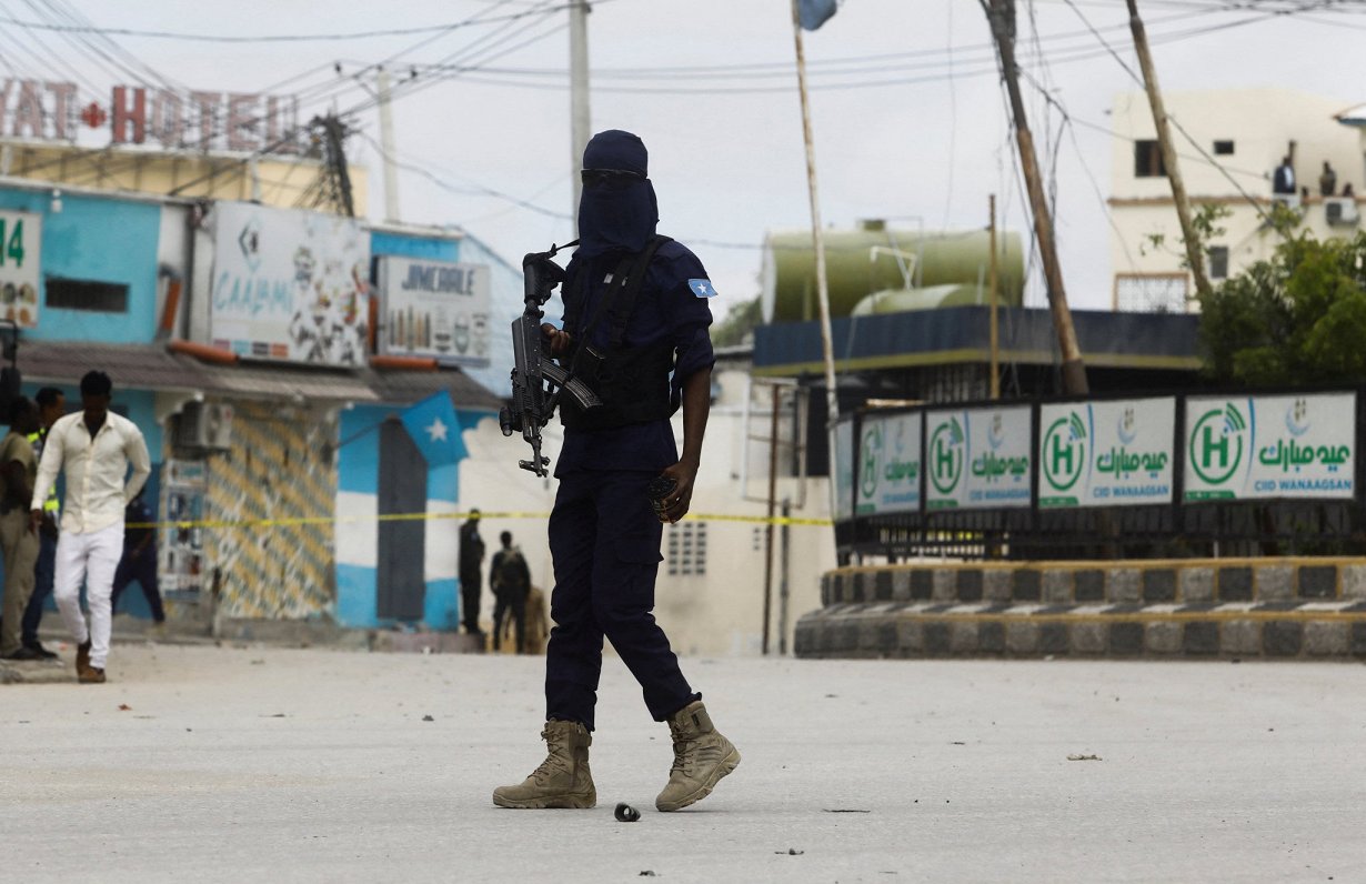Somālijas drošības struktūru pārstāvis pie viesnīcas Mogadīšo, kur noticis teroristu uzbrukums (20.0...