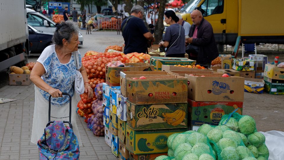 Жительница Мариуполя на местном рынке. 21 августа 2022 года.