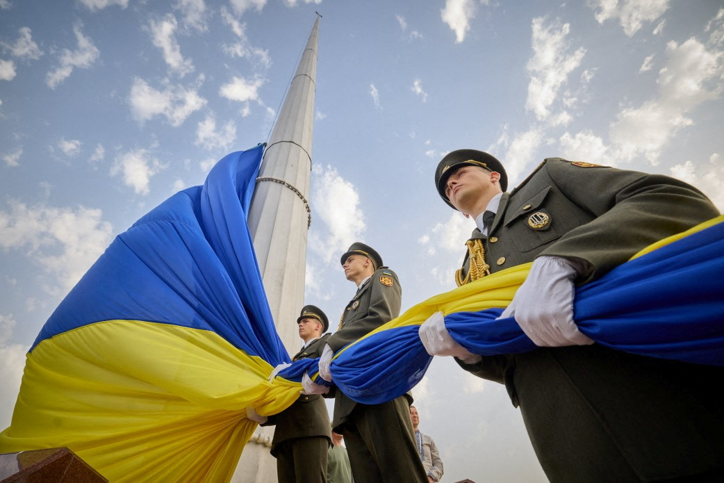 Ukrainas Goda sardze Valsts karoga dienas ceremonijā paceļ lielāko Ukrainas karogu.