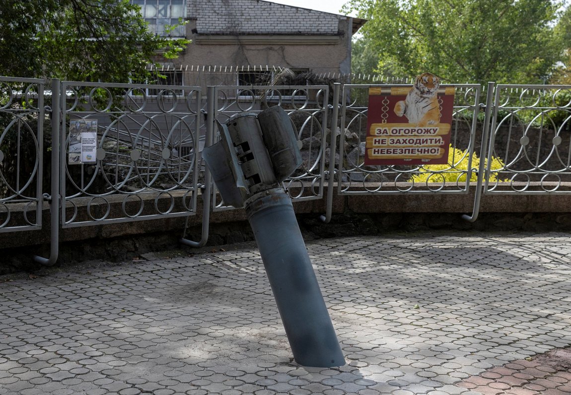 Viena no astoņām krievu raķetēm, kas trāpījusi Mikolajivas zoodārzā. Tagad redzama publiskai apskate...