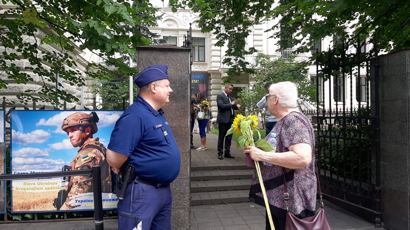 Флешмоб &quot;Дорога подсолнухов&quot; возле посольства Украины.