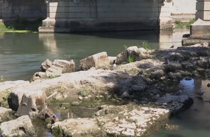 A causa della siccità, le rovine di un antico ponte sono esposte nel fiume Tevere in Italia / Articolo