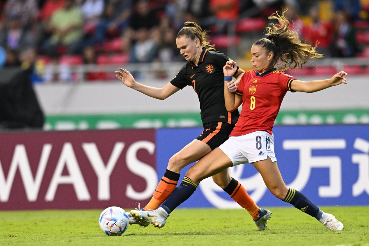 Spāniete Silvija Ljorisa (pa labi) un Nīderlandes futboliste Liza Rijsbergena U-20 Pasaules kausa pu...