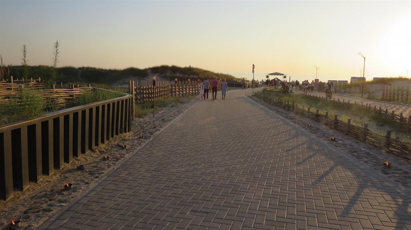 Выход на Лиепайский пляж в конце улицы Роню, август 2022 года
