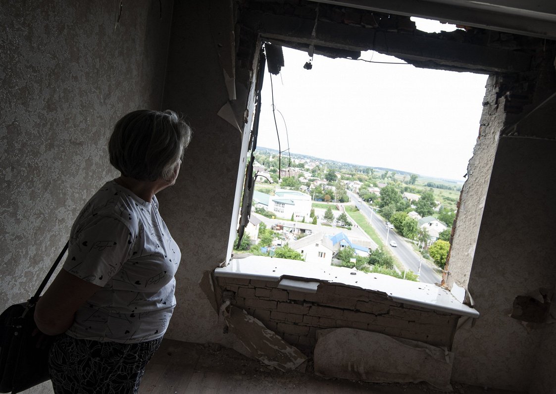 Sieviete Hostomeļā savā kara iznīcinātajā dzīvoklī
