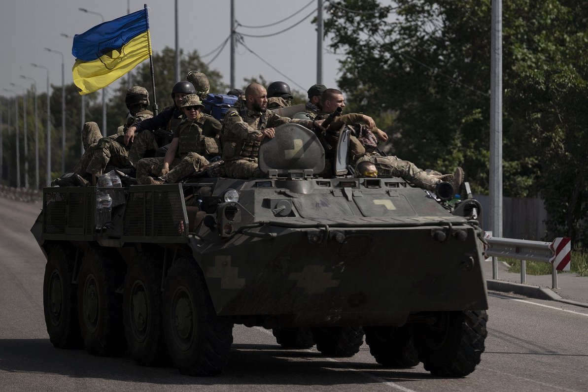 Ukrainas karavīri uz bruņutransportiera