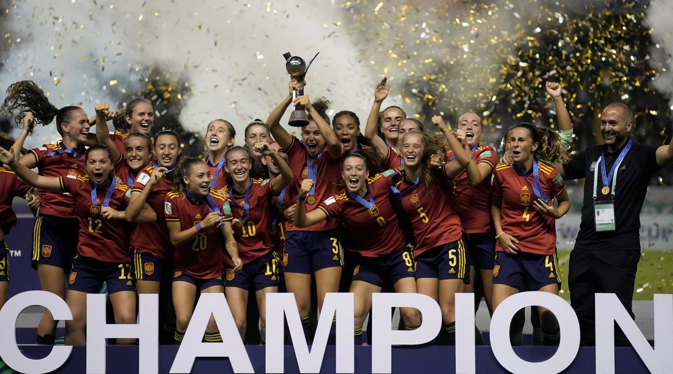 Spānijas U-20 sieviešu futbola izlase ar Pasaules kausa trofeju
