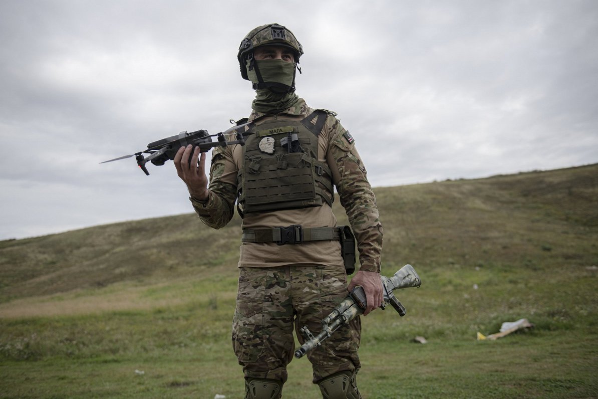 Ukrainas karavīrs ar dronu, ko iespējams izmantot uzbrukumā ienaidnieka pozīcijām