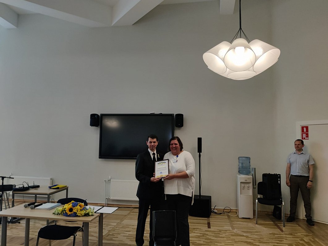 Ukrainas vēstnieks Oleksandrs Miščenko pasniedz Vaivaru personālam pateicības rakstus.