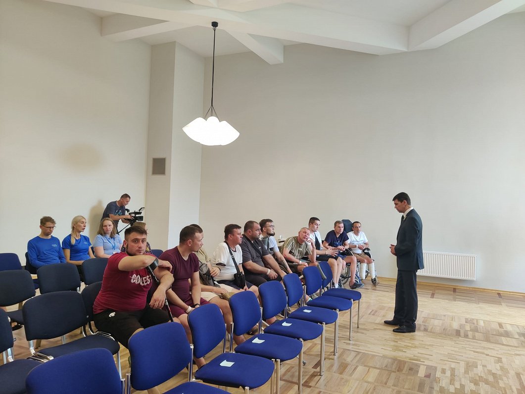 Ukrainas vēstnieks Oleksandrs Miščenko tiekas ar ievainotajiem karavīriem Vaivaros