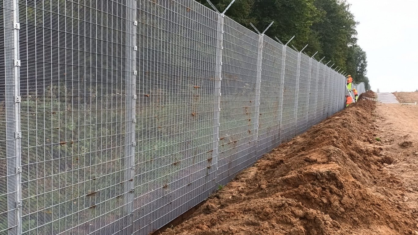 Uz Latvijas–Baltkrievijas robežas izbūvē pirmos pastāvīgā žoga kilometrus