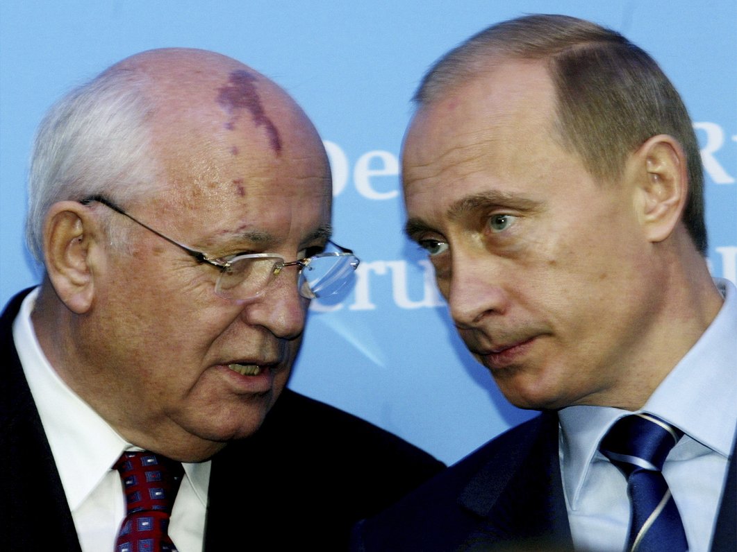Михаил Горбачев и Владимир Путин в 2004 году