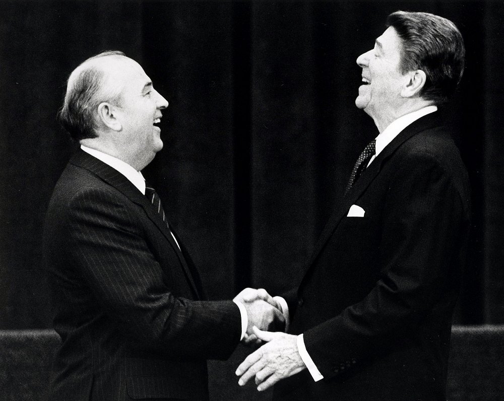 Михаил Горбачев и президент США Рональд Рейган в 1985 году