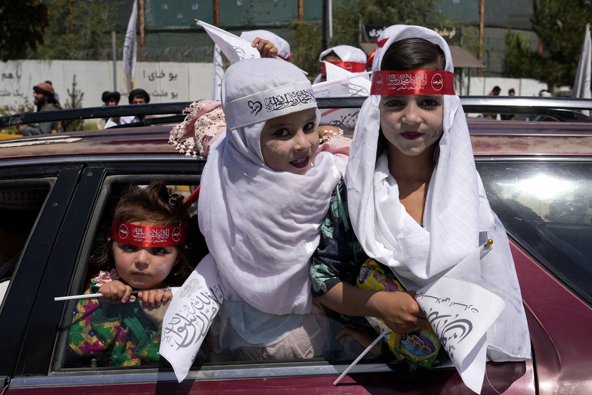 Afgāņu bērni ar &quot;Taliban&quot; simboliku piedalās svinībās, ko talibi sarīkoja par godu ārvalst...