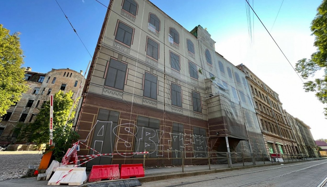 Avārijas stāvoklī esoša ēka Pētersalas ielā 5, Rīgā.