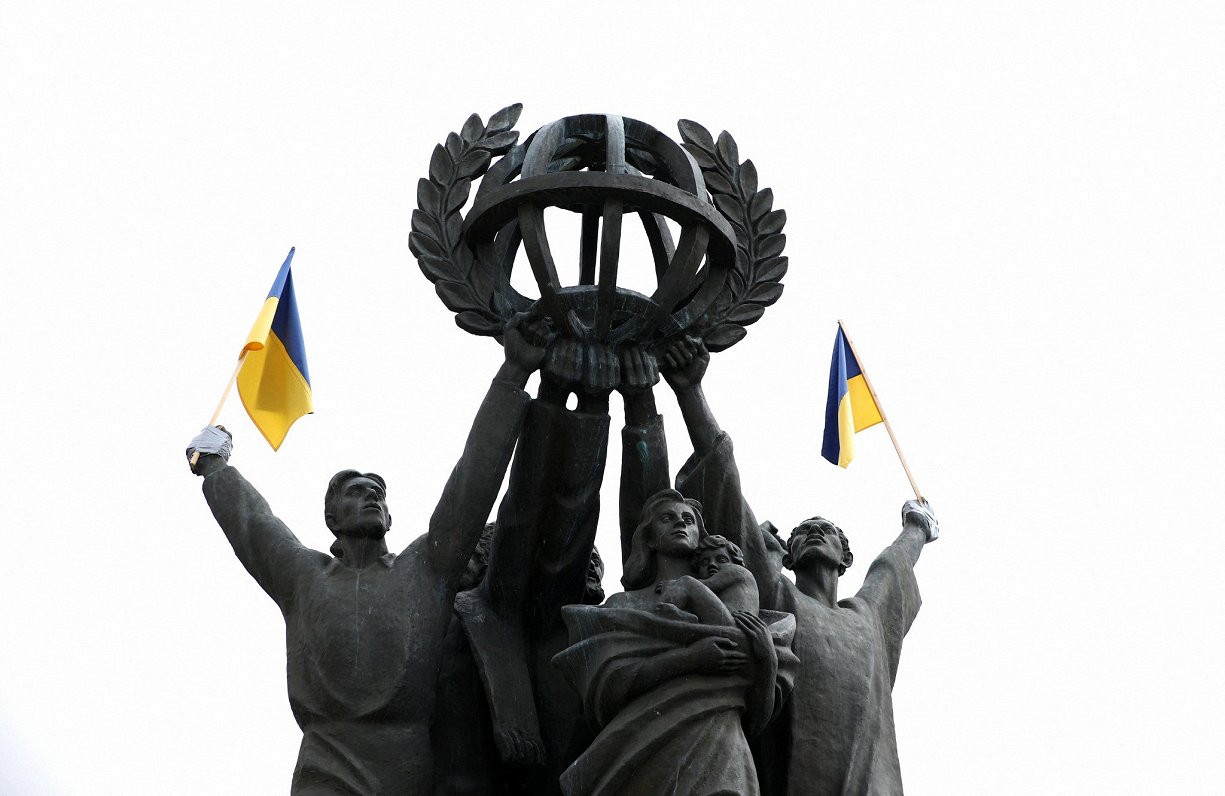 Šogad aktīvisti bija izrotājuši pieminekli ar Ukrainas karogiem