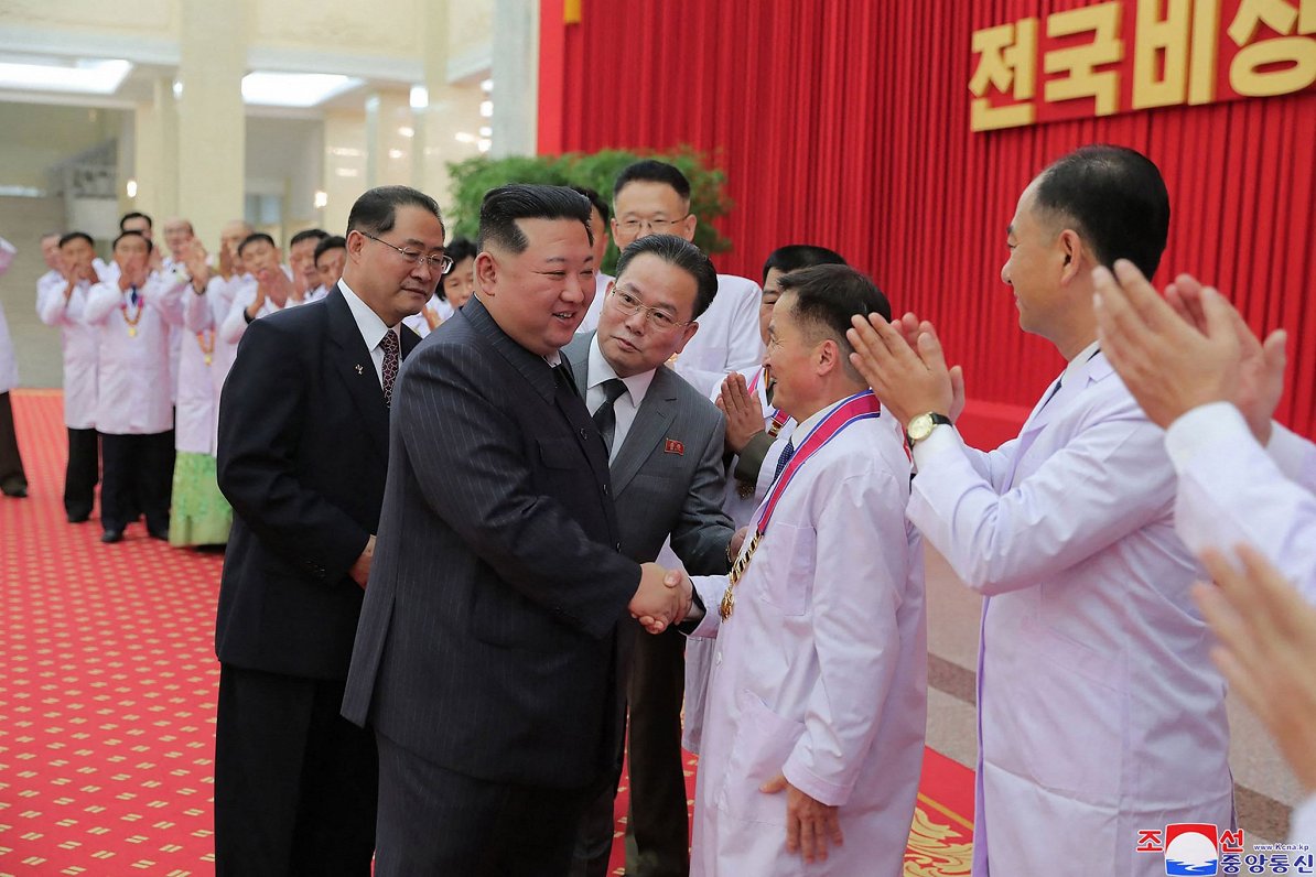 Ziemeļkorejas diktators Kims Čenuns ar valsts vadošajiem medicīnas darbiniekiem. 2022. gada 10. augu...