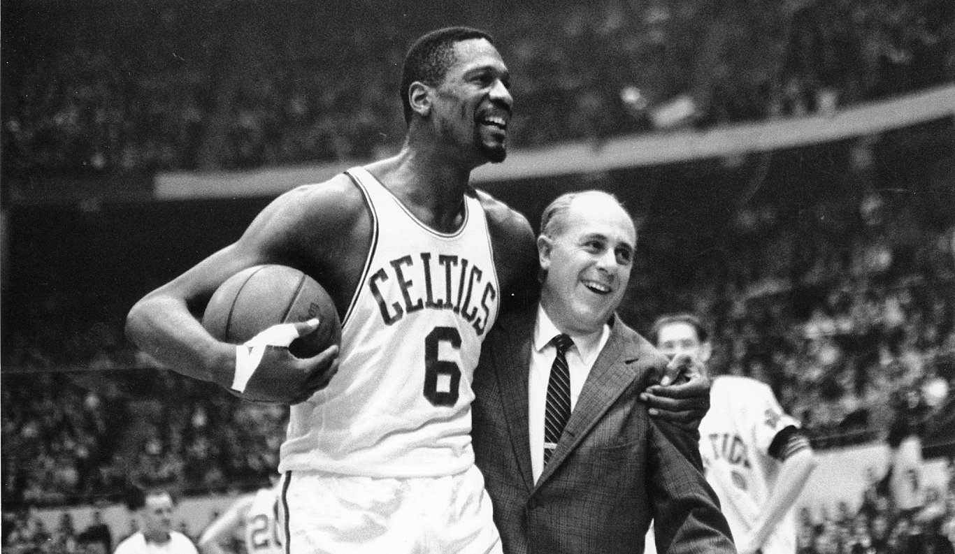 Bils Rasels (pa kreisi) un Bostonas &quot;Celtics&quot; treneris Reds Auerbahs 1964.gadā
