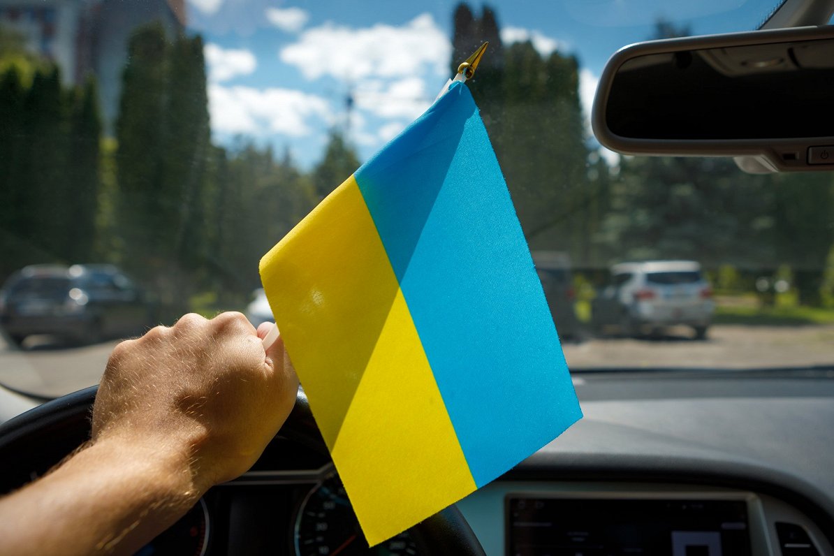 Украинский флаг в автомобиле. Иллюстративное фото.