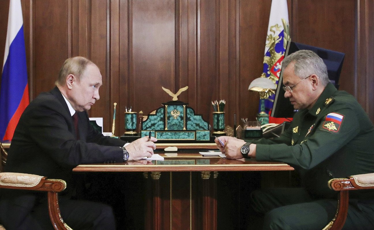 Президент РФ Владимир Путин (слева) и министр обороны РФ Сергей Шойгу