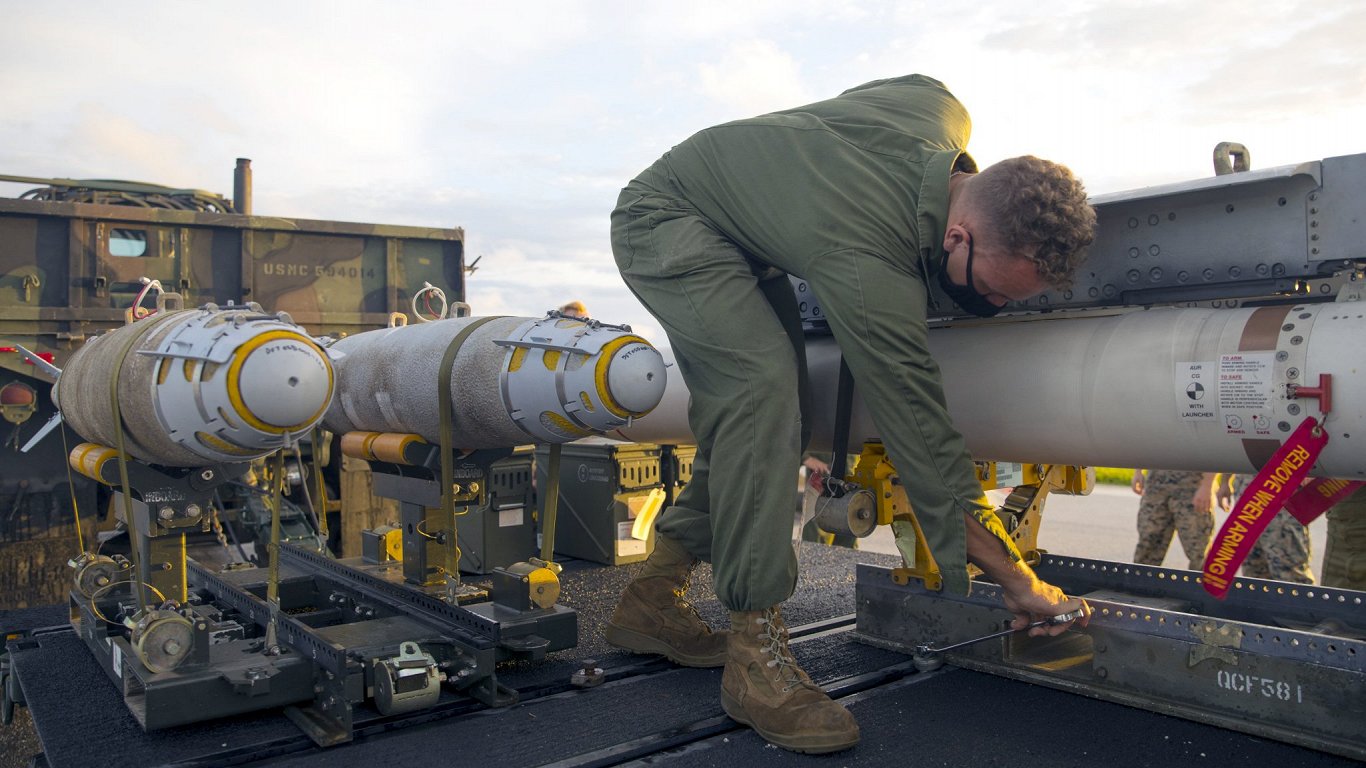 Погрузка противорадарных ракет  AGM-88 HARM. База ВВС США Андерсен, Гуам, 13.08.2021